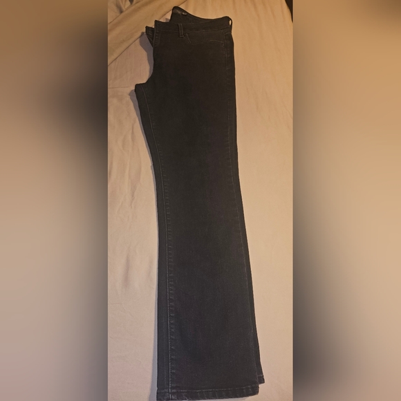 ❣️Levi’s Demi Curve Black Slim Leg Jeans❣️ - Picture 4 of 6